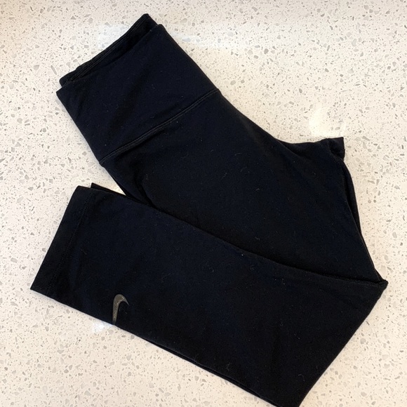 “Nike” Capris - Picture 1 of 3